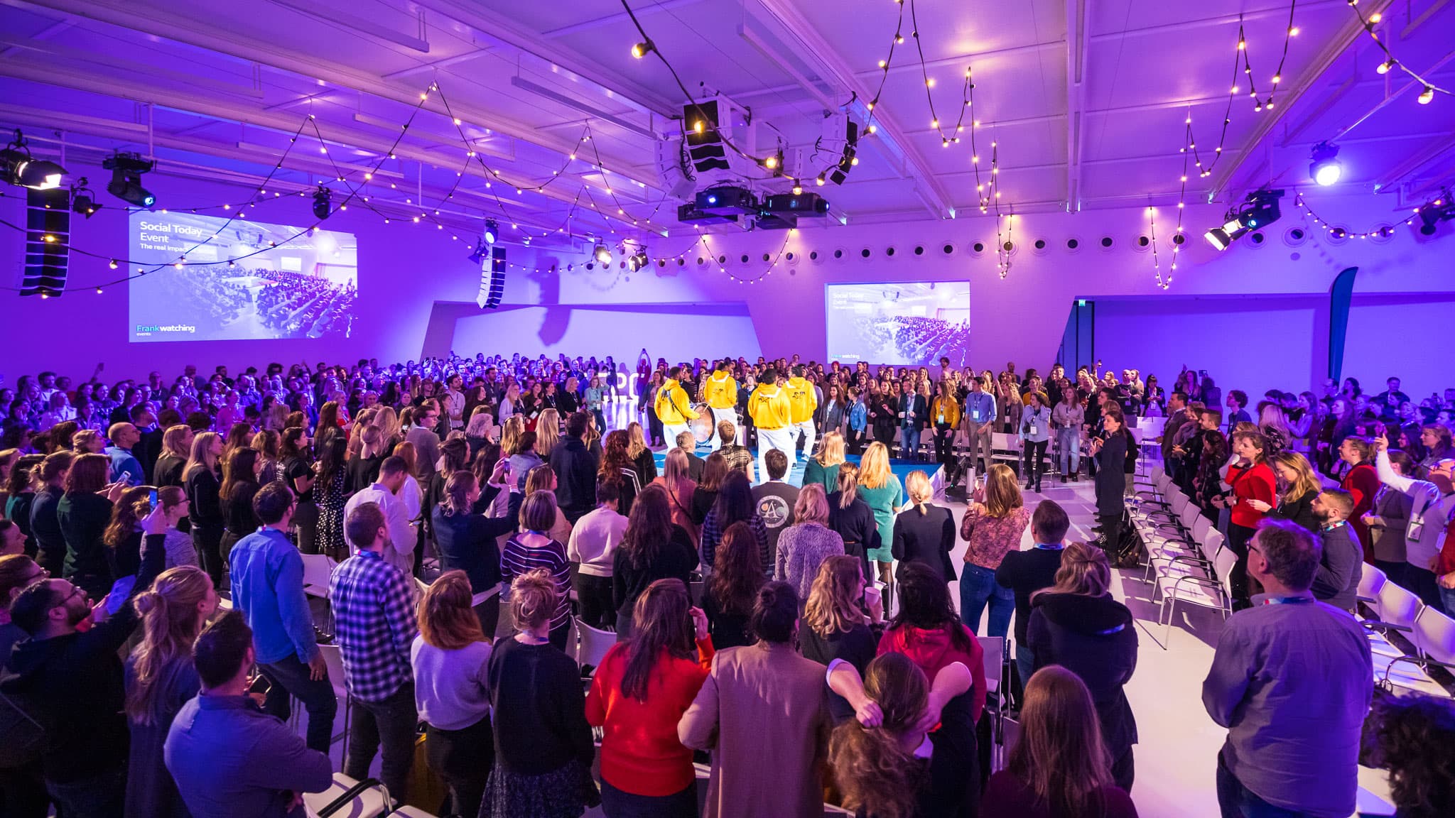 Zakelijke presentatie in een volle zaal